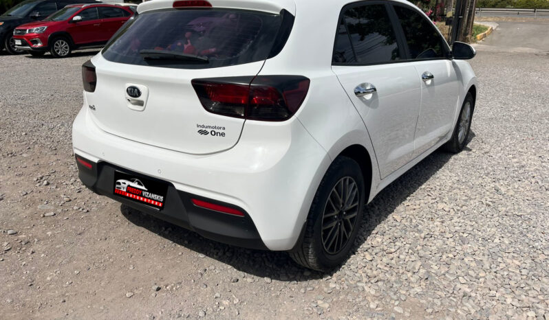 KIA RIO 5 EX lleno